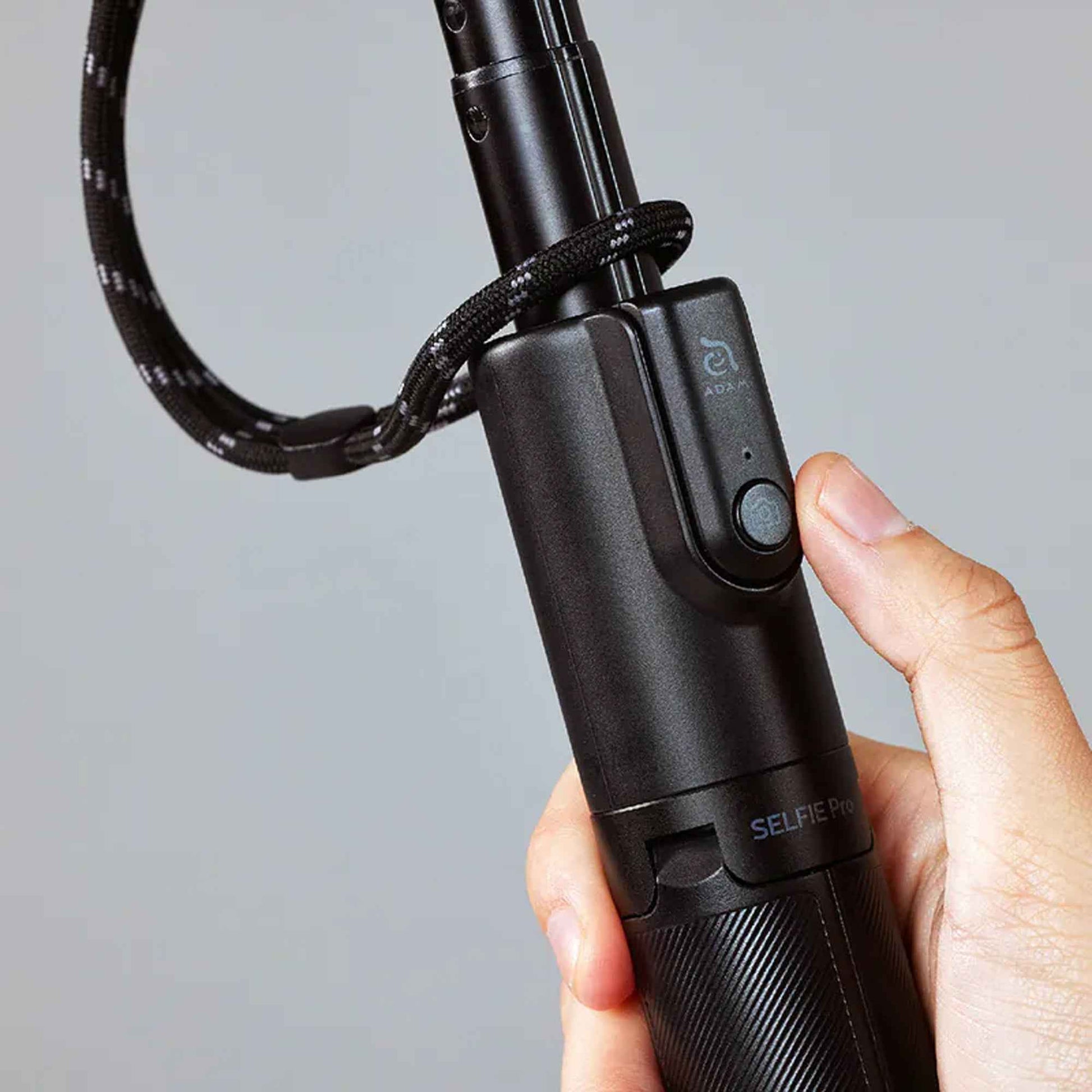 ADAM Elements SELFIE Pro Wireless Bluetooth Tripod Selfie Stick (1335mm) + SELFIE Light