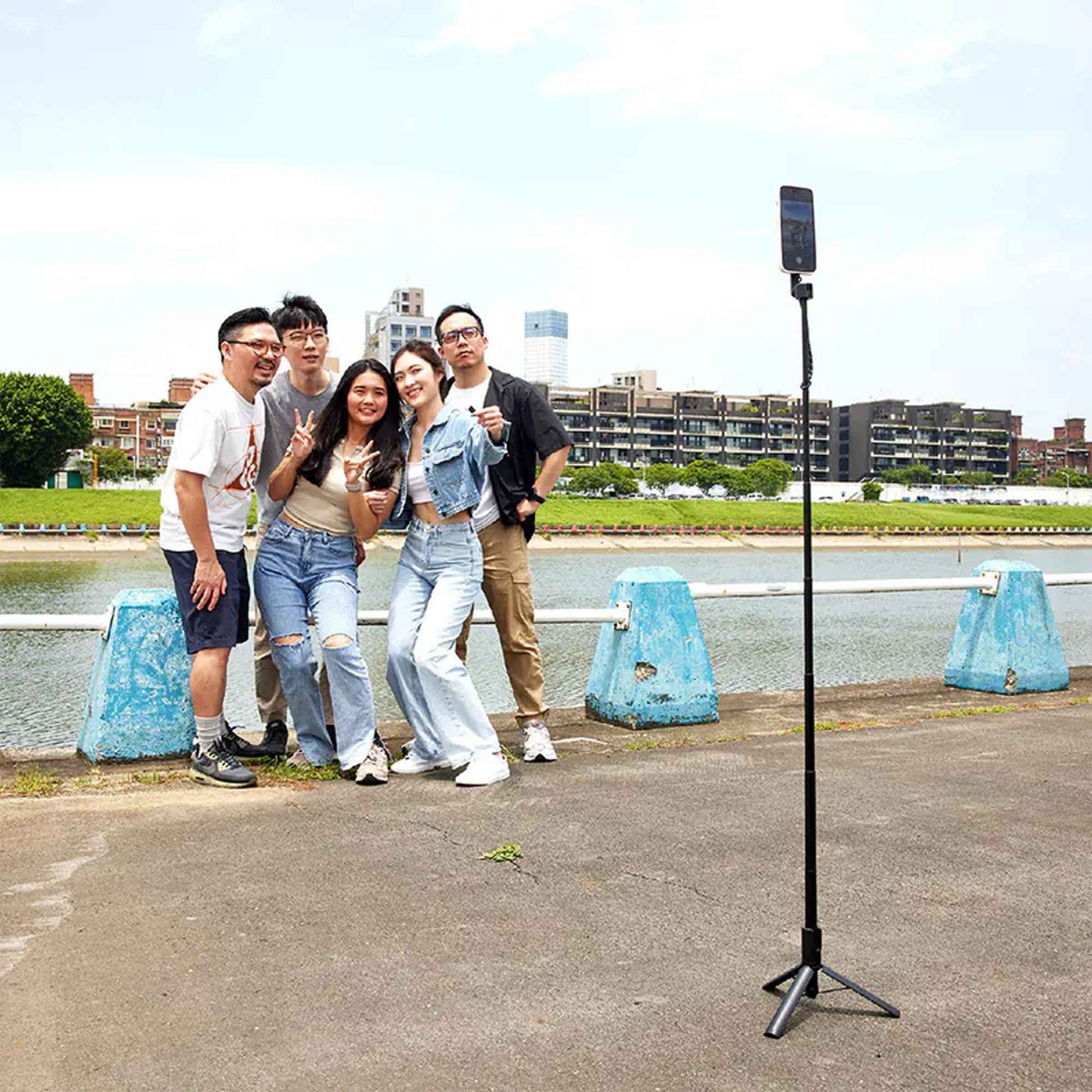 ADAM Elements SELFIE Pro Wireless Bluetooth Tripod Selfie Stick (1335mm) + SELFIE Light