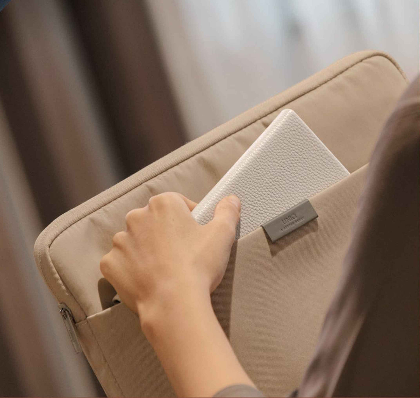 UNIQ Bergen Protective Nylon Laptop Sleeve for MacBook and Laptops Up to 14" - Ivory Beige ( Barcode: 8886463680704 )