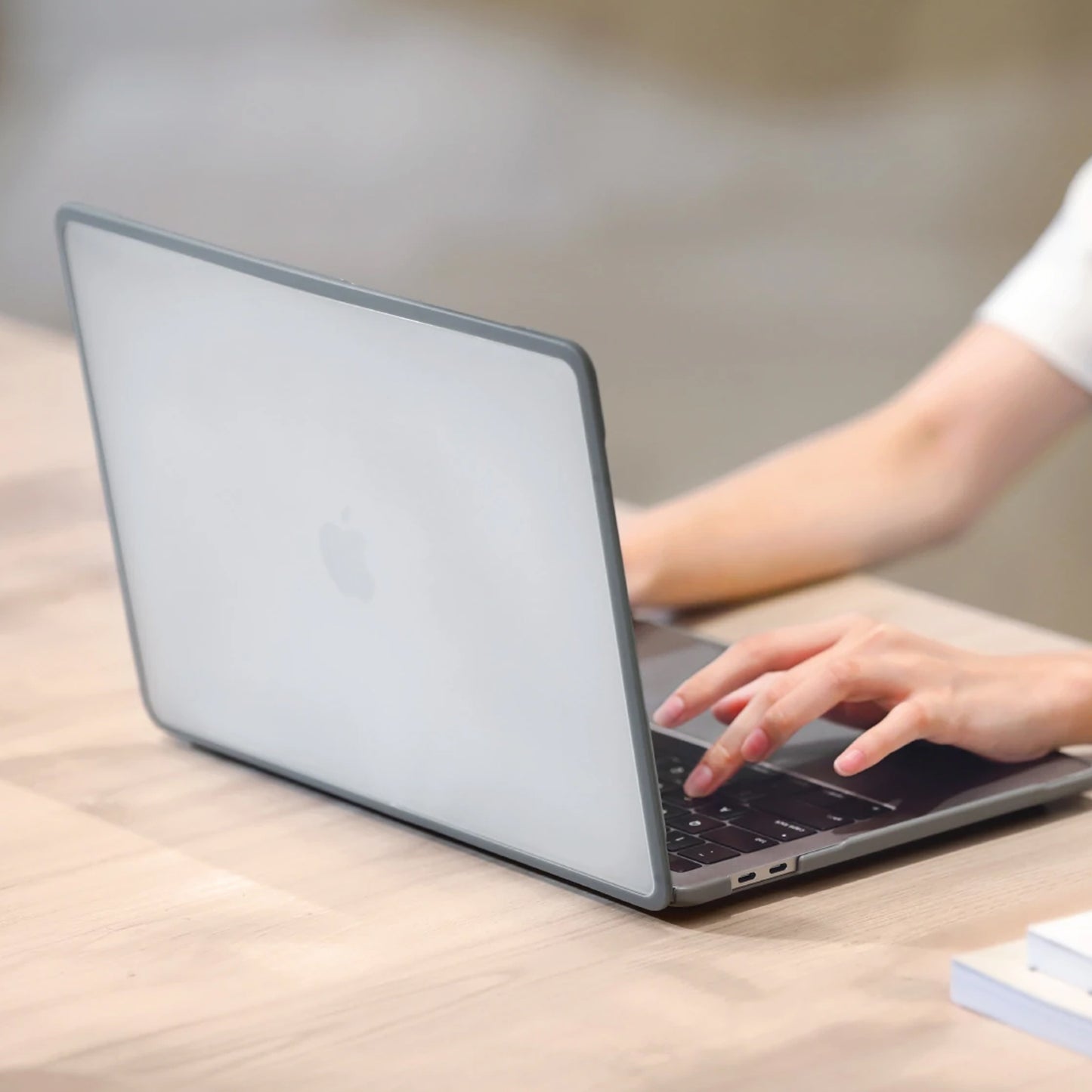 Uniq Venture Case for MacBook Pro 14" ( M1 / M2 / M3 MAX & PRO) ( 2021 - 2023 ) - Grey (Barcode: 8886463679715 ) - Forexengineer -Malaysia- 8886463679715