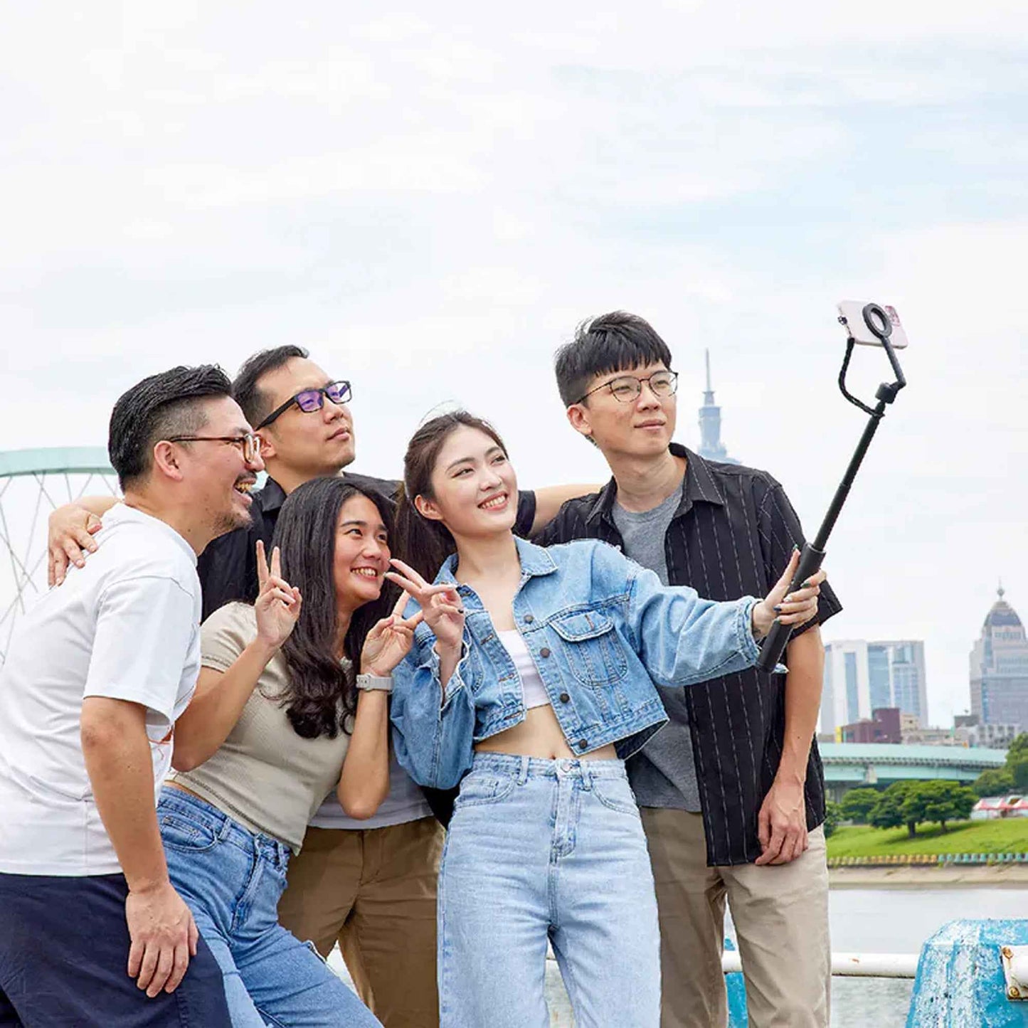 ADAM Elements SELFIE Pro Wireless Bluetooth Tripod Selfie Stick (1335mm) + SELFIE Light